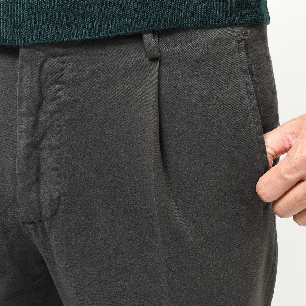 INCOTEX(インコテックス) TAPERED FIT ガーメントダイコトンストレッチソフトギャバジン1プリーツテーパードクロップドパンツ 82517