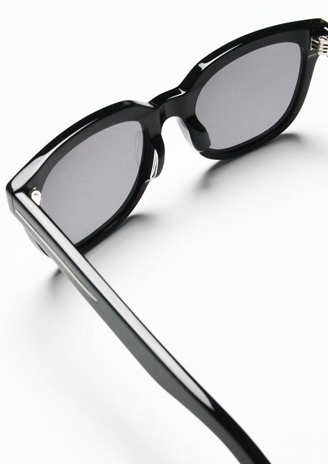 ウノピゥウノウグァーレトレ / RETRO SQUARE SUNGLASS SILVER/MRG524-PLT018