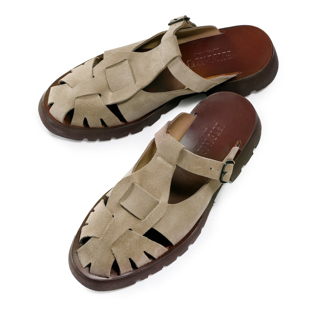 ヘリュー / スウェード ストラップ付きサンダル(ラバーソール)/CASSMF24/TAUPE