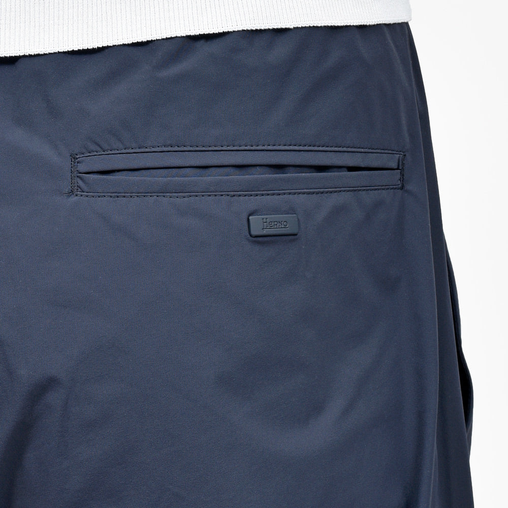 HERNO(ヘルノ) FUNCTIONAL WARDROBEファンクショナルワードローブ ウォーターレペレントストレッチナイロン1プリーツシャーリングパンツ PT000077U-12691Z