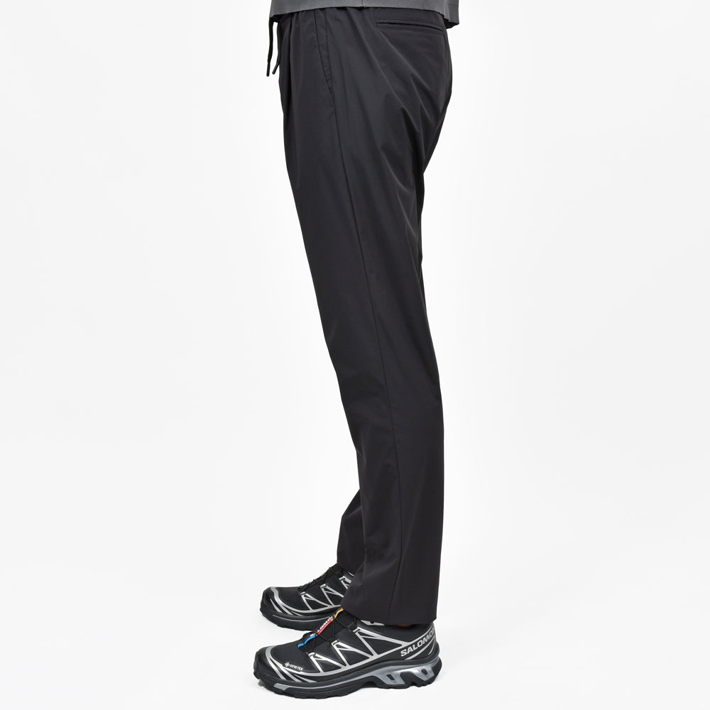 HERNO(ヘルノ) FUNCTIONAL WARDROBEファンクショナルワードローブ ウォーターレペレントストレッチナイロン1プリーツシャーリングパンツ PT000077U-12691Z