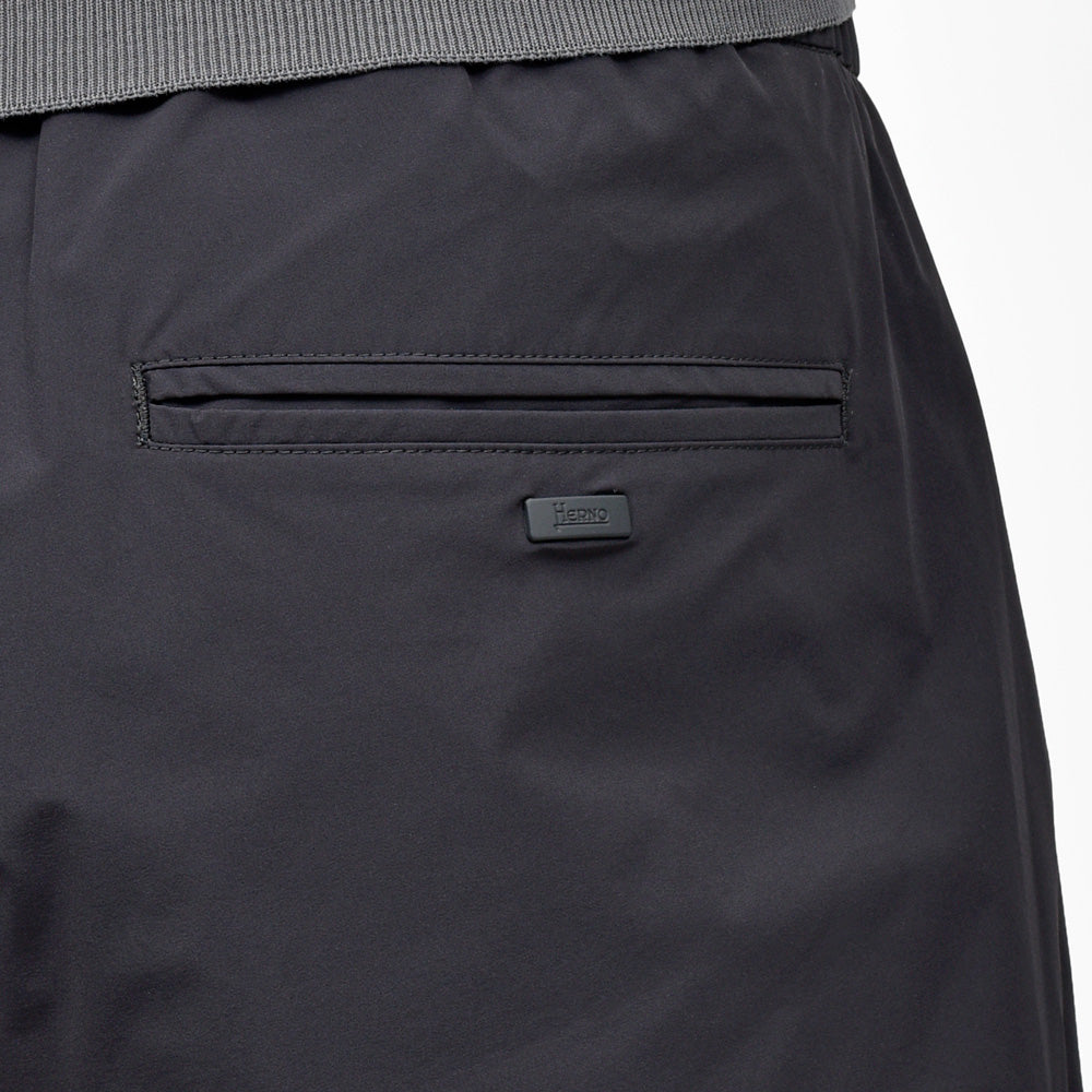 HERNO(ヘルノ) FUNCTIONAL WARDROBEファンクショナルワードローブ ウォーターレペレントストレッチナイロン1プリーツシャーリングパンツ PT000077U-12691Z