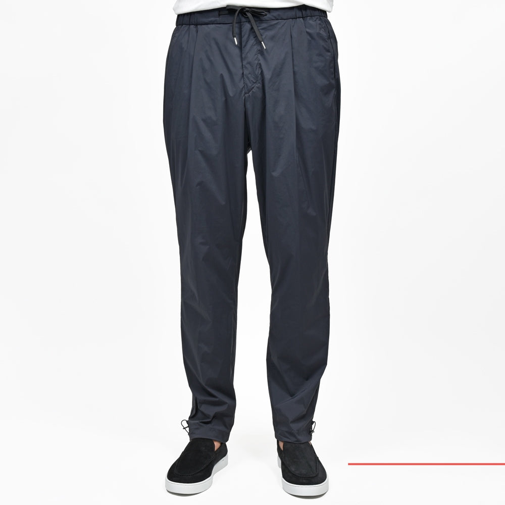 HERNO(ヘルノ) RESORTリゾート ストレッチナイロン1プリーツシャーリングパンツ(パッカブル) PT00002UR-12431SZ