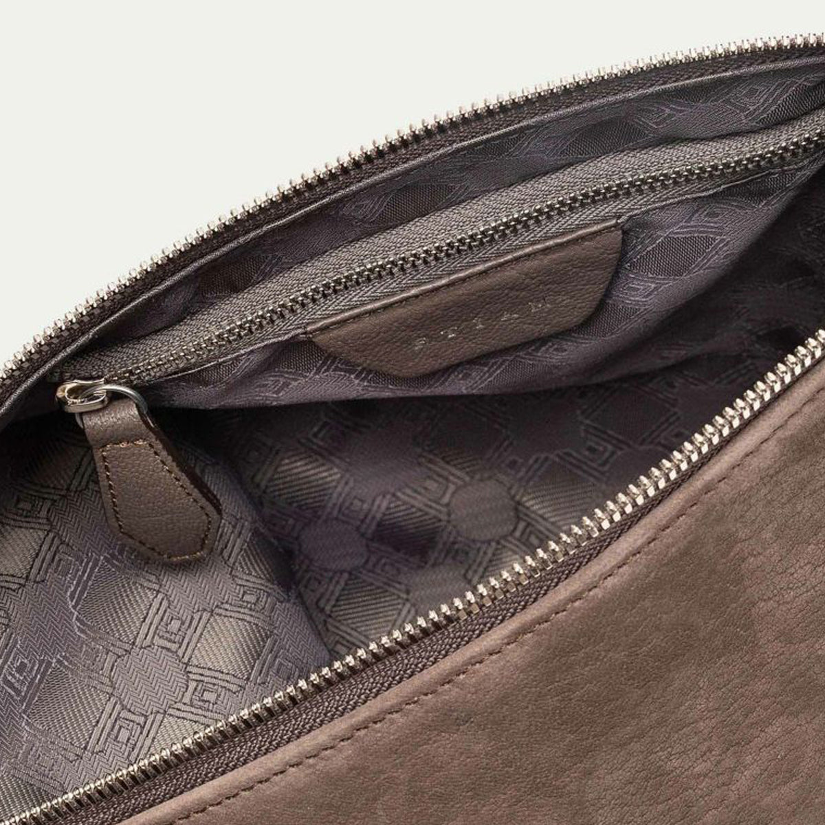 エティアム / やぎ革 トライアングルポーチ / PRISM / ETMD-132 / グレージュ