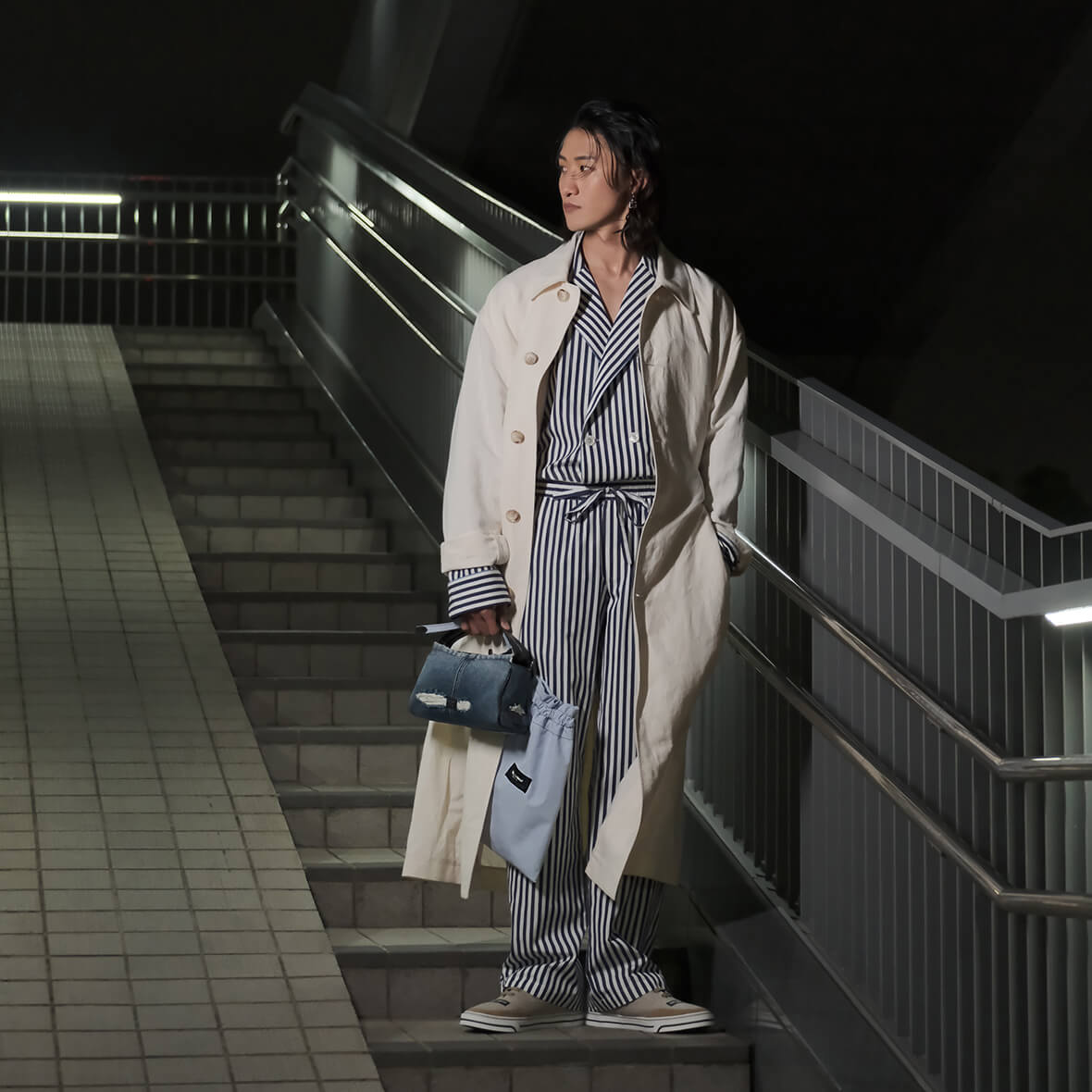 岩本照、ドルチェ＆ガッバーナの新作をまといミラノへ。2026-27秋冬ウィメンズコレクションに参加