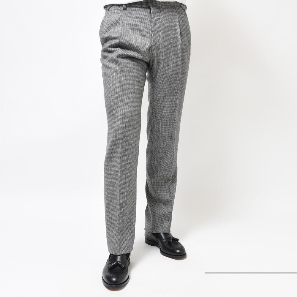 IGARASHI TROUSERS（五十嵐トラウザーズ） ウールフランネルハウンドトゥース2プリーツサイドアジャスターテーパードパンツ IGT/2OUTP/M6400