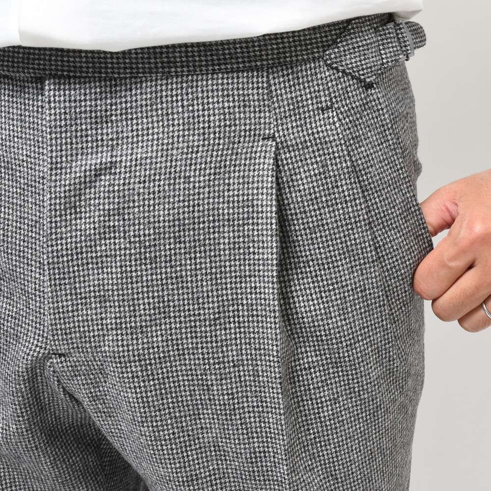 IGARASHI TROUSERS（五十嵐トラウザーズ） ウールフランネルハウンドトゥース2プリーツサイドアジャスターテーパードパンツ IGT/2OUTP/M6400