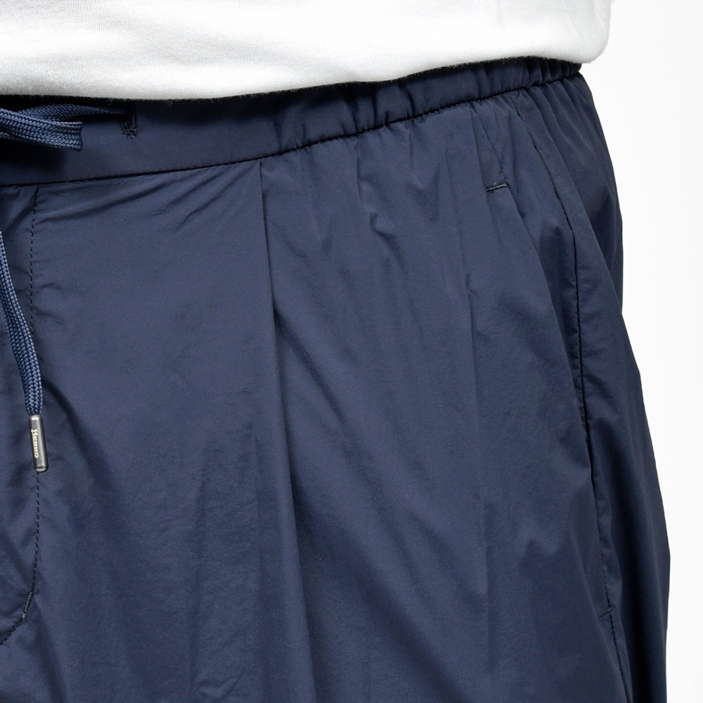 HERNO（ヘルノ） RESORTリゾート ストレッチナイロン1プリーツシャーリングパンツ(パッカブル) PT00002UR-12431SZ