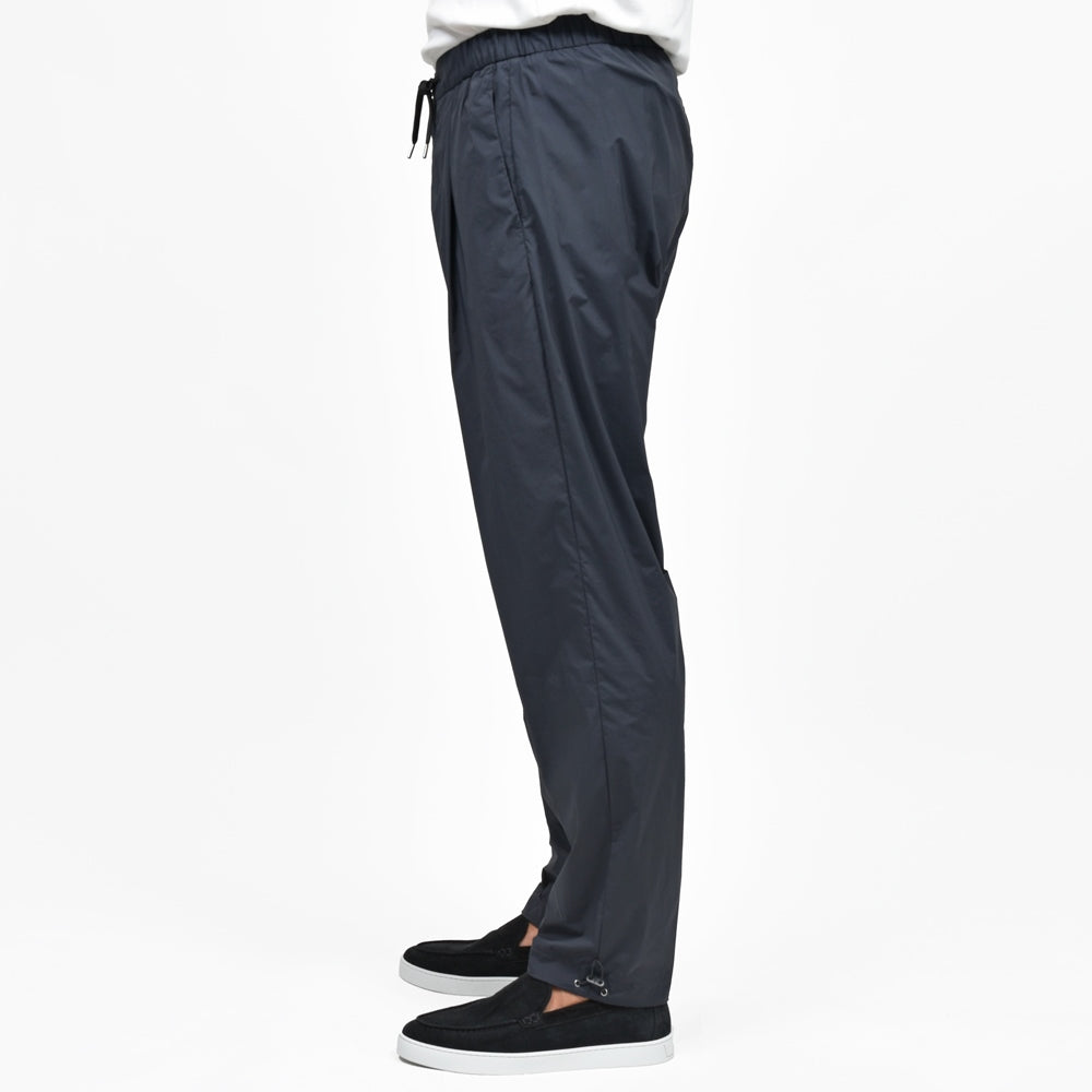 HERNO（ヘルノ） RESORTリゾート ストレッチナイロン1プリーツシャーリングパンツ(パッカブル) PT00002UR-12431SZ