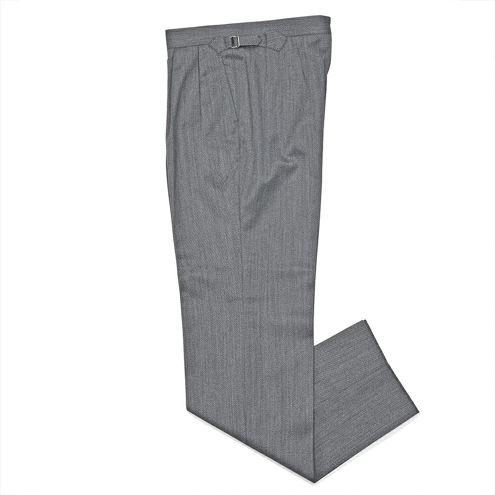 Fumiya Hirano THE TROUSERS（フミヤヒラノトラウザーズ）MADDOX ウール カバートクロス サイドアジャスター 2インプリーツパンツ